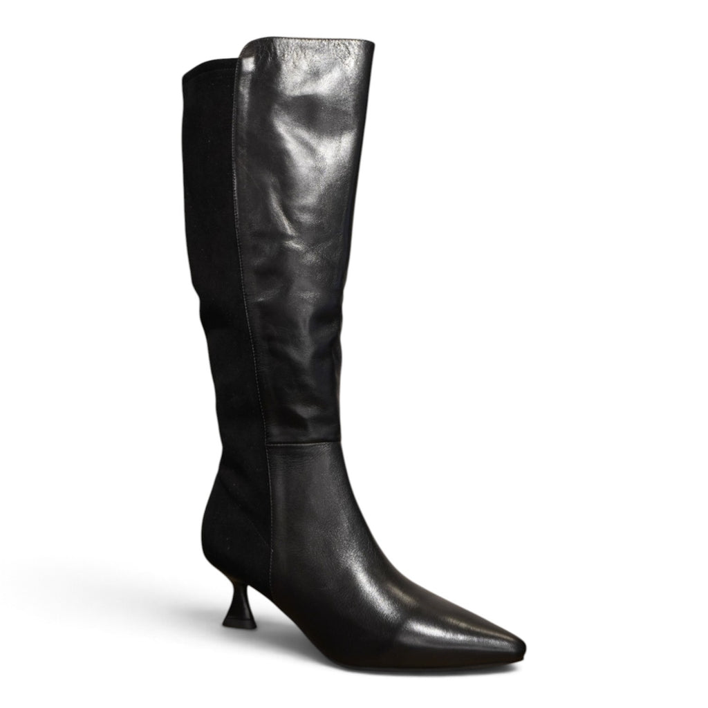 Stivale al ginocchio in pelle nera con tacco kitten