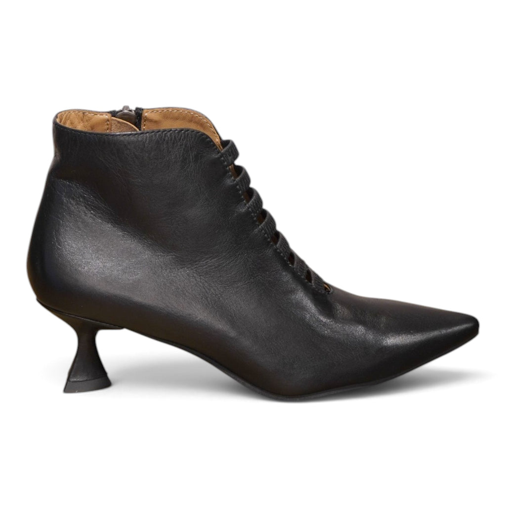 Tronchetto basso stringato in pelle nera con tacco a rocchetto