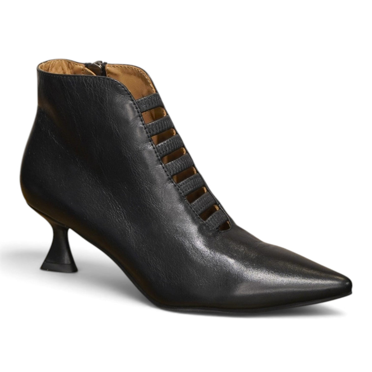Tronchetto basso stringato in pelle nera con tacco a rocchetto