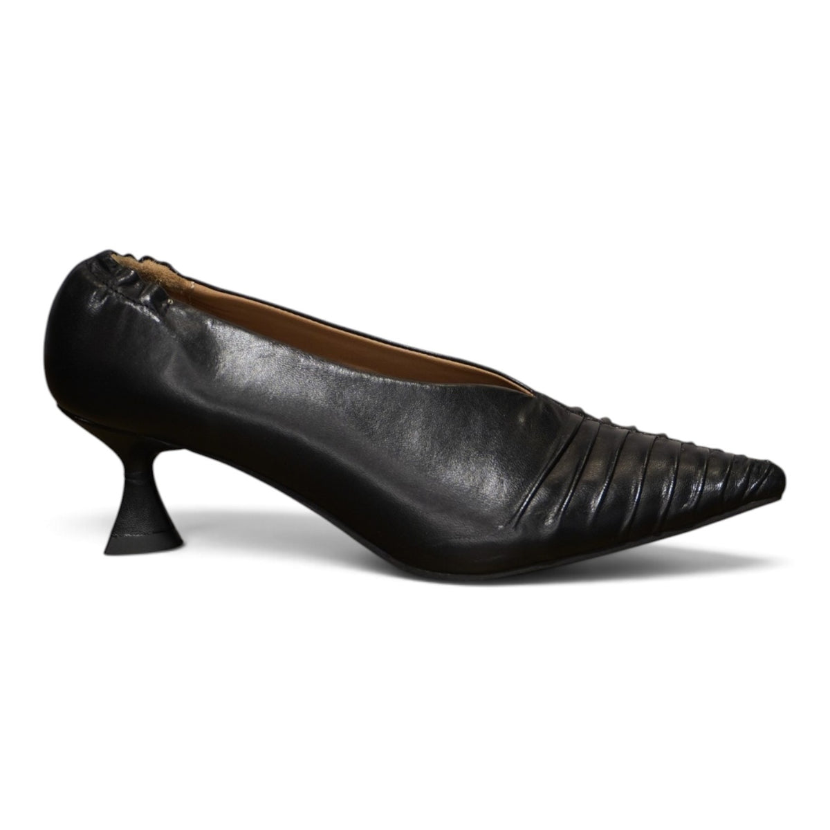 Décolleté in pelle nera con nervature e tacco a rocchetto