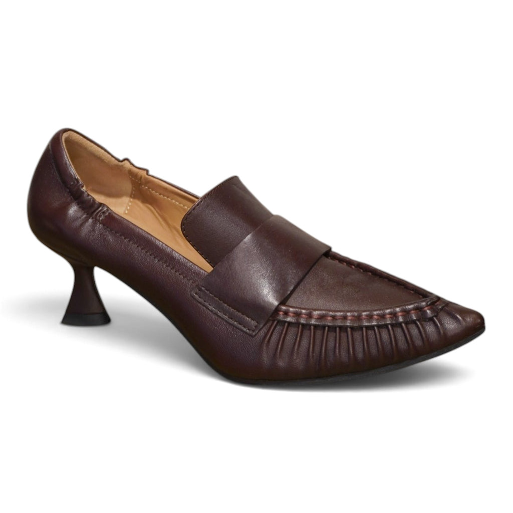 Mocassino bordeaux con tacco kitten e punta affilata