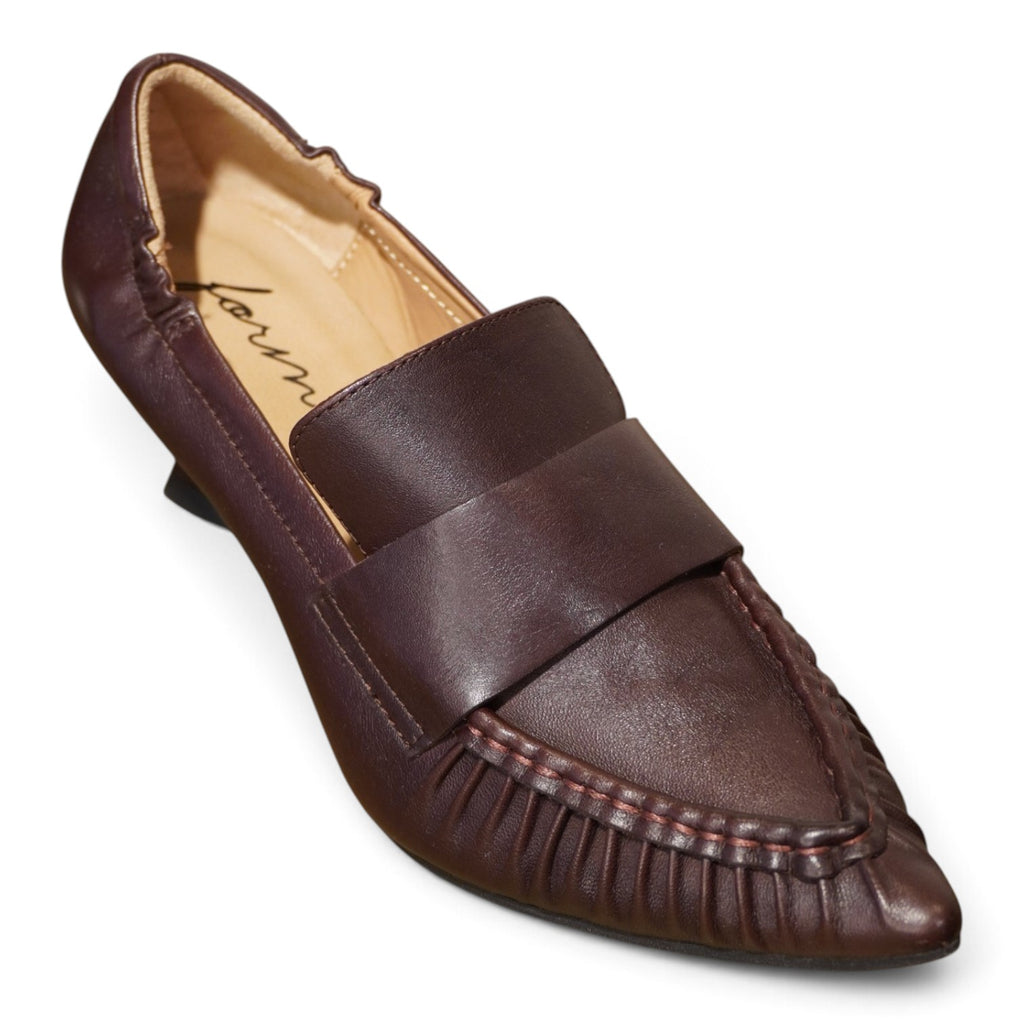 Mocassino bordeaux con tacco kitten e punta affilata