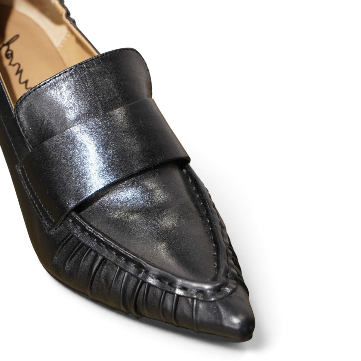 Mocassino nero con tacco kitten e punta affilata