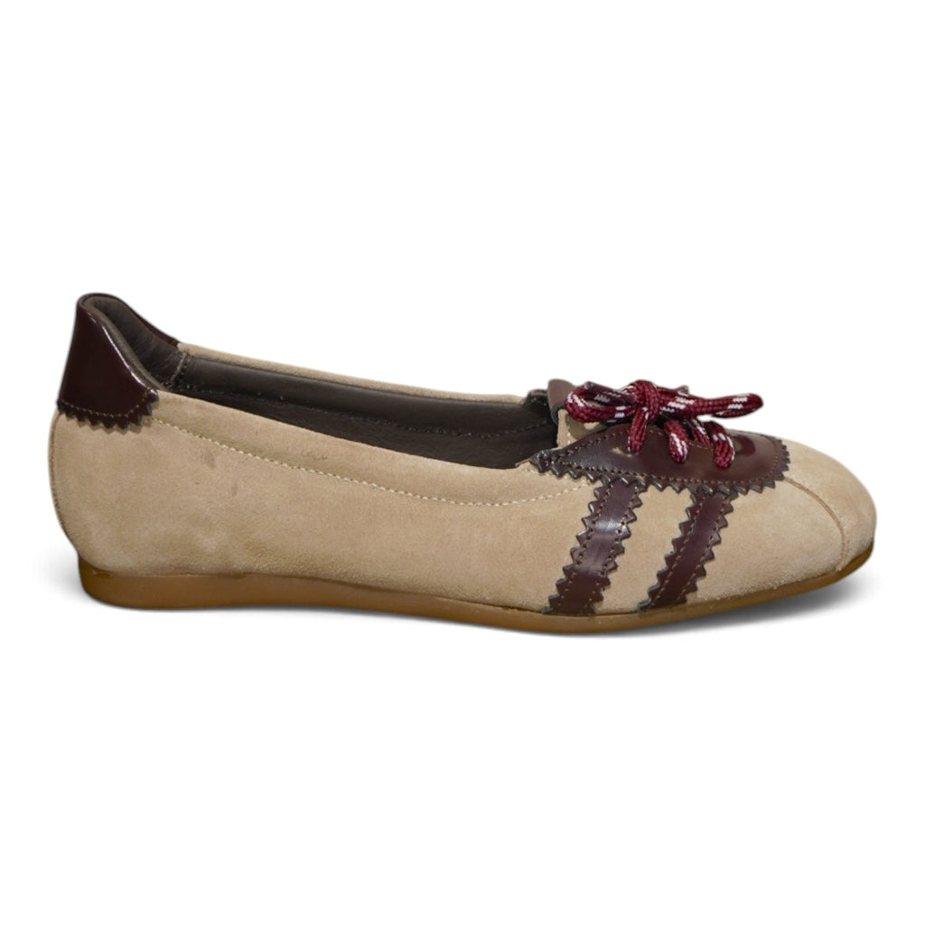Ballerina sportiva beige e bordeaux con lacci e bande a contrasto