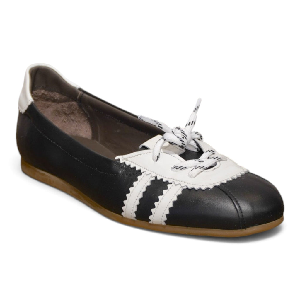 Ballerina sportiva nera e bianca con lacci e bande a contrasto