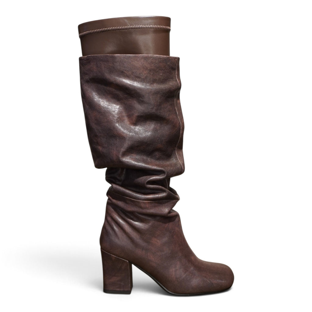 Stivale drappeggiato marrone in pelle con tacco largo