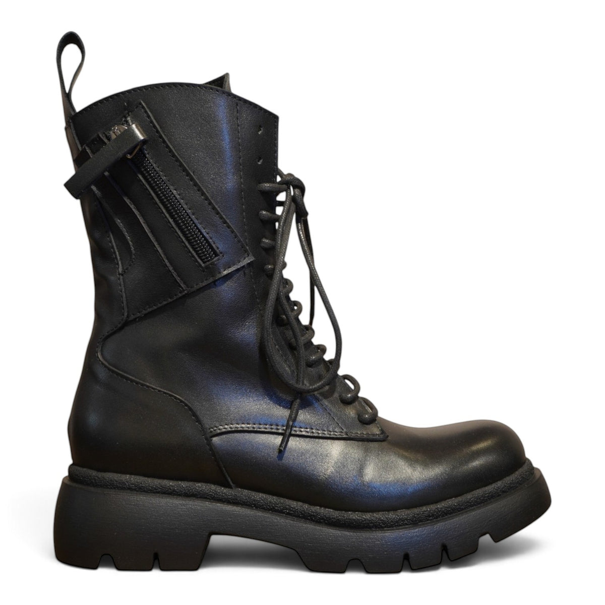 Anfibio biker nero in pelle con lacci, zip laterale e suola carrarmato