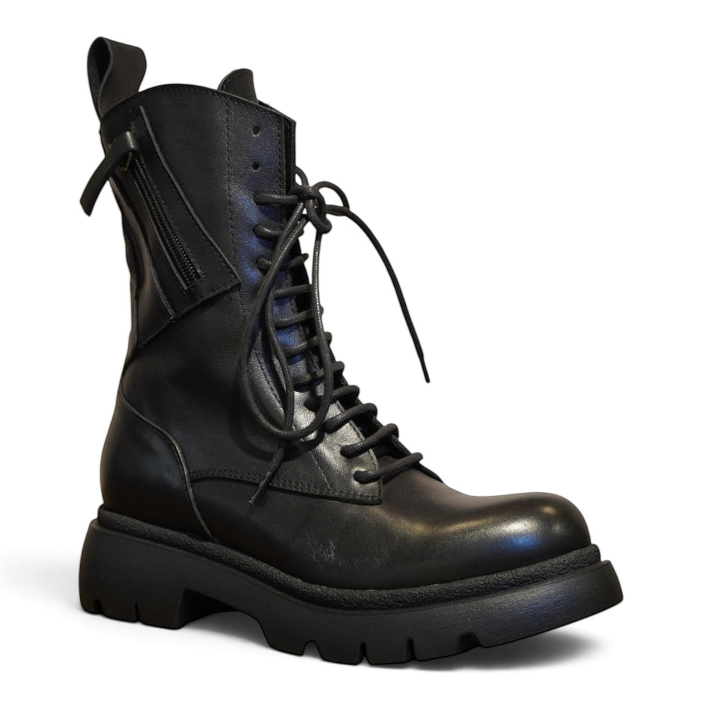 Anfibio biker nero in pelle con lacci, zip laterale e suola carrarmato