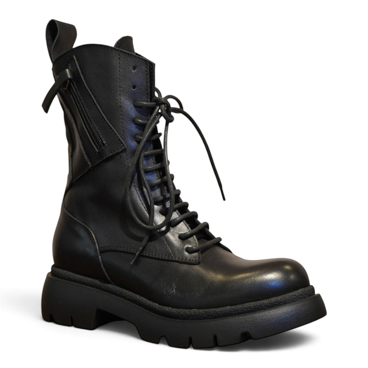 Anfibio biker nero in pelle con lacci, zip laterale e suola carrarmato